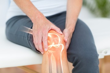 La rodilla se considera la articulación más grande y compleja del cuerpo humano. Las lesiones de rodilla más comunes son la lesión de menisco y cartílago, la ruptura de ligamentos y la artrosis de rodilla. El tratamiento adecuado debe ser guiado por un médico especialista en rodillas. La artroscopia de rodilla y la prótesis total de rodilla son algunas de las opciones de tratamiento para mejorar la calidad de vida y la práctica deportiva de los pacientes que han sufrido una lesión de rodilla.